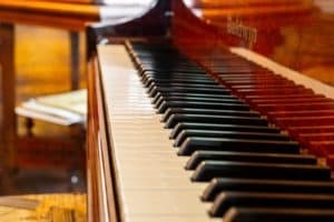 Close-up of a piano keyboard with dark and light keys.